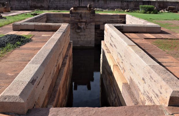 Aihole - Durga Gudi complex - Stepwell